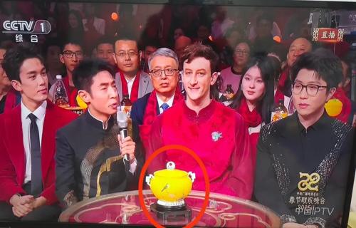 这款键鼠套装的设计非常人性化它采用了人体工学设计使得长时间使用也不会感到疲劳同时它还配备了可编程按钮