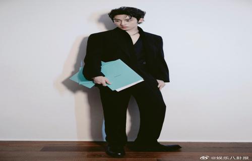 这次徒步旅行让我深刻体会到了大自然的伟大和美丽清晨我随着第一缕阳光踏上了这片未被人类打扰的原始森林